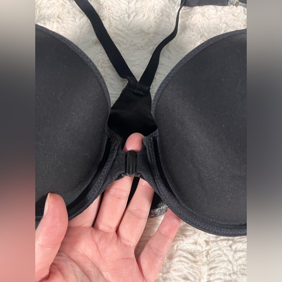 Victoria’s Secret VSX Sports Bra 34C - Picture 3 of 7